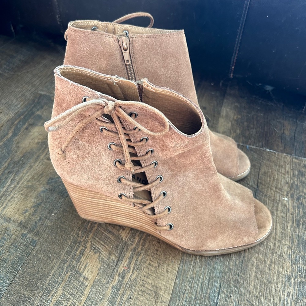 Lucky Brand Jaevin Tan Suede Peep Toe Wedge Booties Lace Up Side Zip Mens 9M 39